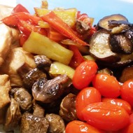 Курица, запеченная с перцем, баклажанами и черри