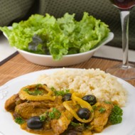 Куриная грудка с хересом, оливками и маслинами