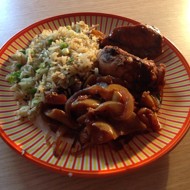 Куриная грудка с карамелизированными яблоками и луком