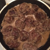 Куриная печень, тушеная со сметаной