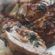 Куриная грудка, фаршированная шпинатом с сыром в орехово-чесночной оплетке