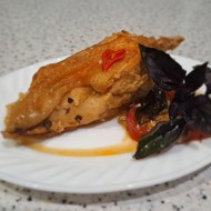 Куриная грудка на сковороде с базиликом