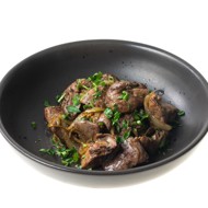 Куриная печень с луком на сковороде