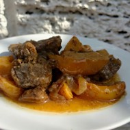 Куриная печень тушенная с яблоками