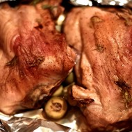 Куриные бедра с сельдереем и оливками