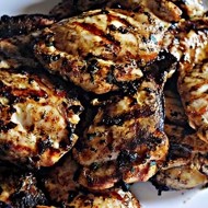 Куриные бедра в пиве с чесноком и тмином