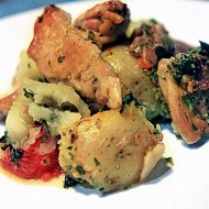 Куриные бедрышки запеченые с картофелем и томатами