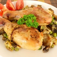 Куриные голени с шампиньонами и зеленым горошком