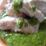 Куриные грудки в сливочно-лимонном креме на подушке из соуса песто