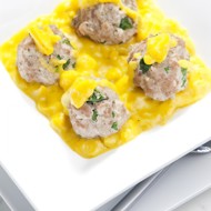 Куриные котлеты с киноа и яблочным соусом