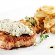 Куриные котлеты со сливочным соусом с травами