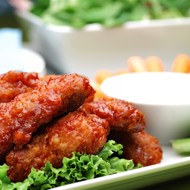 Куриные крылышки с чесноком в томатном соусе