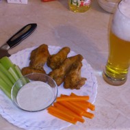 Куриные крылышки во фритюре со свежими овощами и сырным соусом
