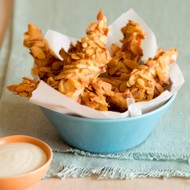 Куриные кусочки в панировке из миндаля с коричневым рисом