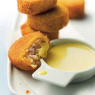 Куриные наггетсы по-домашнему с соусом гауда