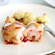 Куриные рулеты с жареными перцами, прошутто и моцареллой