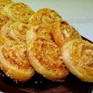 Куриные рулетики со слоеным тестом