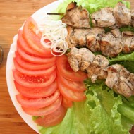 Куриные шашлычки, маринованные в ткемали