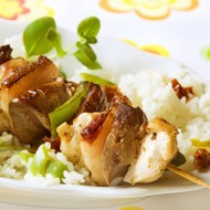 Куриные шашлыки с салатом из кускуса и огурцов