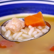 Куриный бульон с рисом и зеленью