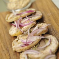 Куриный рулет, фаршированный печенью кролика, сулугуни и болгарским перцем