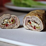 Куриный рулет с начинкой из сыра, бекона и перца