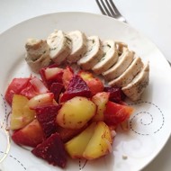 Куриный рулет с запеченными овощами