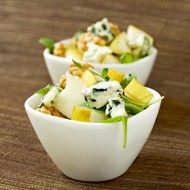 Куриный салат с горгонзолой, печеной грушей и грецкими орехами