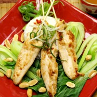 Куриный салат с кедровыми орехами и черносливом