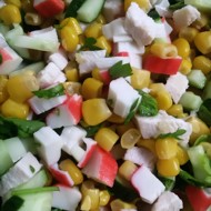 Куриный салат с крабовыми палочками и кукурузой
