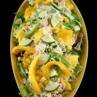 Куриный салат с манго, огурцом, красным перцем и медово-горчичной заправкой
