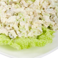 Куриный салат с соусом шхыущипс