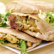 Куриный салат с виноградом и кешью в пите