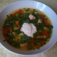 Куриный суп с грибами, красным перцем и кукурузой