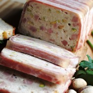 Куриный террин с ветчиной и фисташками