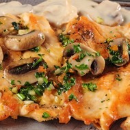 Куриное филе с грибами и сметанным соусом