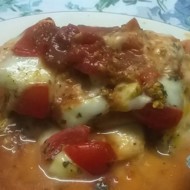 Куриное филе запеченное с моцареллой и томатами черри