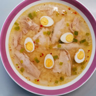 Куриный суп с лапшой и перепелиными яйцами