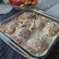 Куриные бедра с кабачками и чесноком