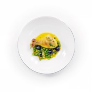 Куриные голени с шафраном, оливками и горошком