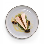 Куриные грудки гриль с луком-пореем конфи и песто из сезонных трав