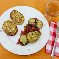 Куриные котлеты с кабачком и укропом