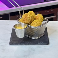 Куриные пончики во фритюре с соусом карри-майо