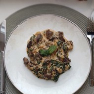 Куриные сердечки со шпинатом в сливочном соусе