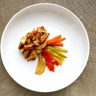 Куриные слайсы с тушеными овощами