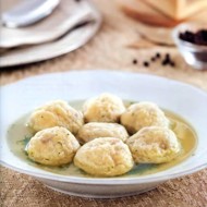 Куриный бульон с кнейдлах