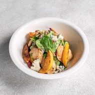 Куриный салат с айвой и сыром дорблю