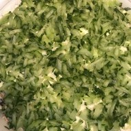 Куриный салат с черносливом и грибами