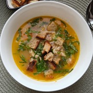 Куриный суп с чесночными сухариками