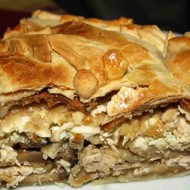 Курник из слоенного теста с блинами, грибами и курицей